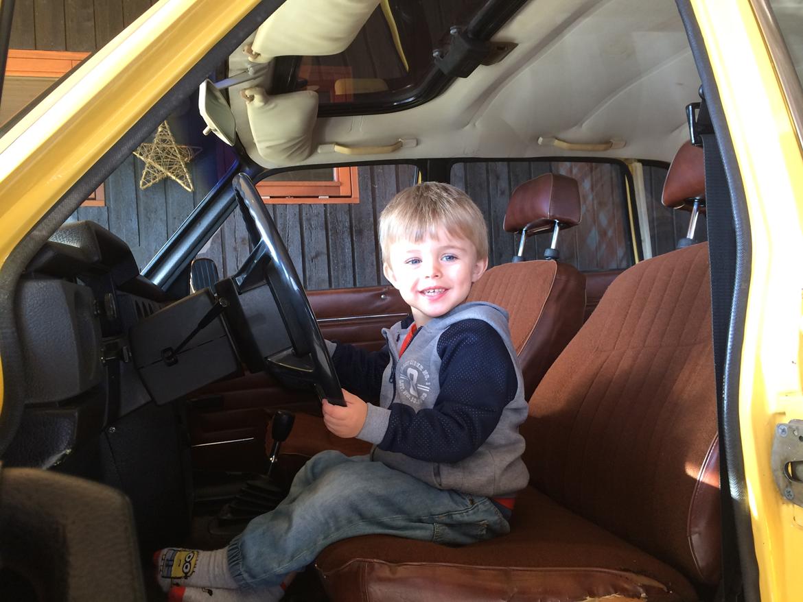 Volvo 144 de luxe ( Fru. Gyldenkål ) - Min yngste søn August elsker at opholde sig i bilen.  billede 13