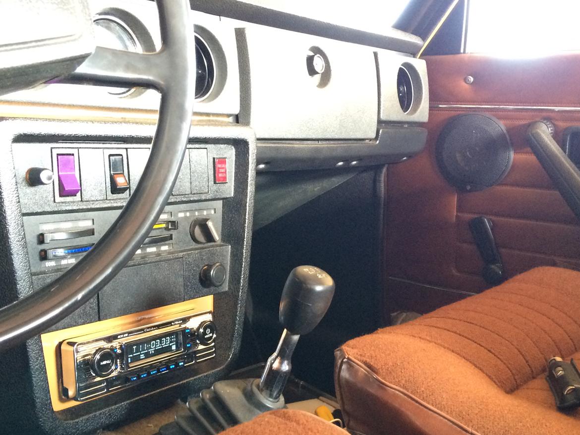 Volvo 144 de luxe ( Fru. Gyldenkål ) - Læg mærke til den fine radio gyldne omgivelser billede 6