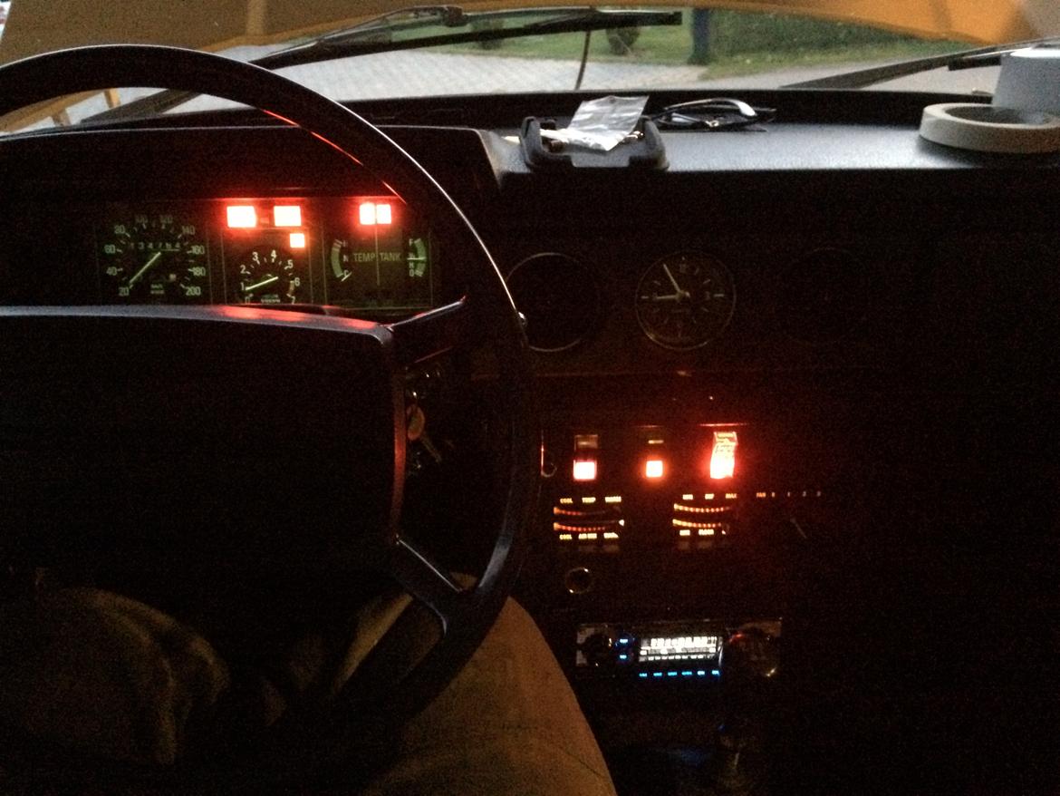 Volvo 144 de luxe ( Fru. Gyldenkål ) - Alle pærer og ledninger er fikset, og der kom lys igen billede 17