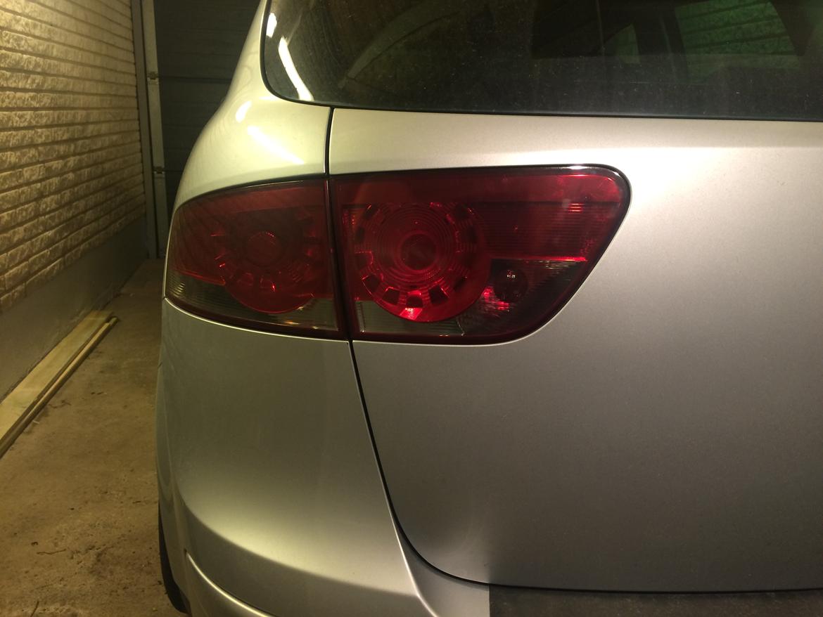 Seat Altea XL - Baglygte efter montering af lys sort folie. billede 7