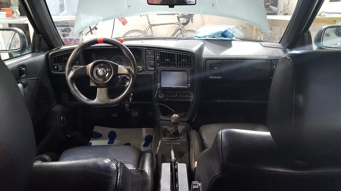 VW Corrado  - 2din indbygning af en tidliger ejer :( er ik stolt af den skærm og den semi trætte landmands stue  billede 11