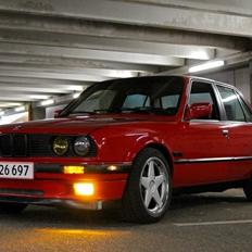 BMW E30 320i