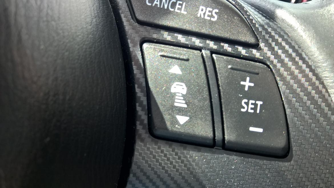 Mazda CX-3 2,0 Optimum - MRCC - man trykker på set for at vælge hastigheden, og på knappen ved siden af vælger man afstanden til evt. forankørende billede 13