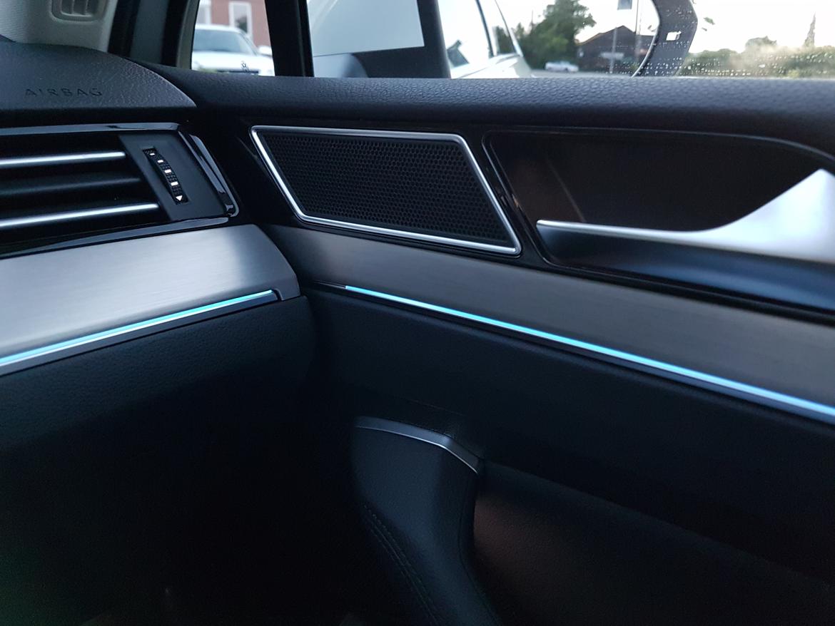 VW Passat Variant, Highline plus (Solgt) - Ambiente LED lysstribe. Går gennem hele kabinen. Kan lyse gul, hvid eller blå. billede 16