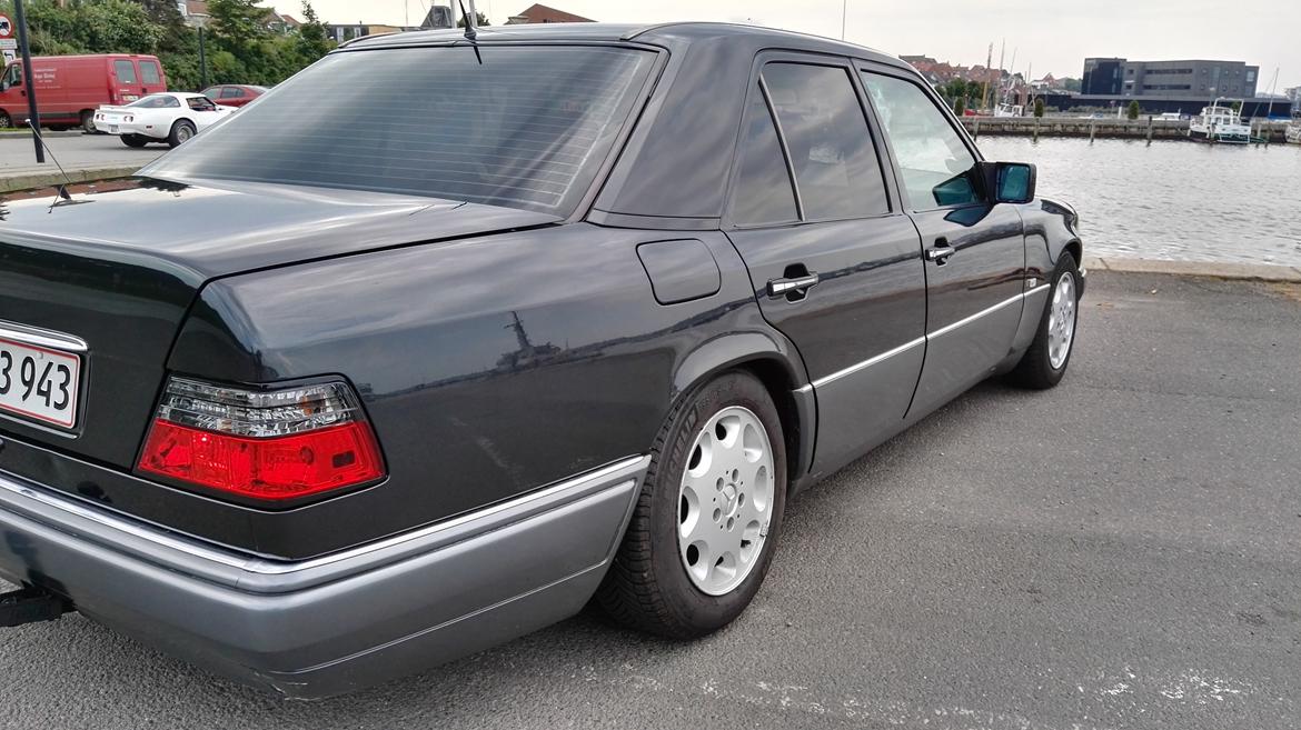 Mercedes Benz 300E solgt billede 8