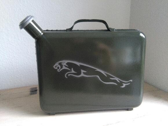 Jaguar XJ 6 L ( Lang model med extra benplads ) - En grøn plast-reservedunk passer lissom ikke i sådan en vogn... ;) billede 10