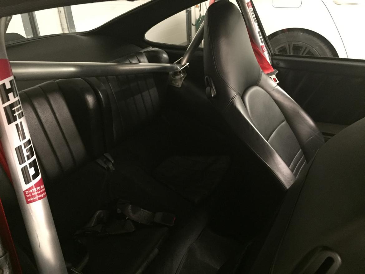 Porsche 911 - tværstangen kan nemt skrues af, så bagsædet kan bruges billede 14