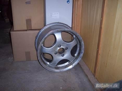 VW Golf 3 - solgt - Rial fælge, de skal lige have en omgang så de er klar til sommer. billede 12