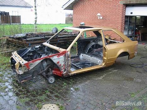 Ford Escort RS Turbo (projekt) - Efter dette billed, blev bilen kørt ud til en pladesmed. hvorpå han er gået igang med rusten! billede 17