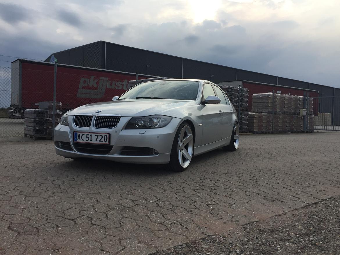 BMW 330i E90 Aut. billede 3