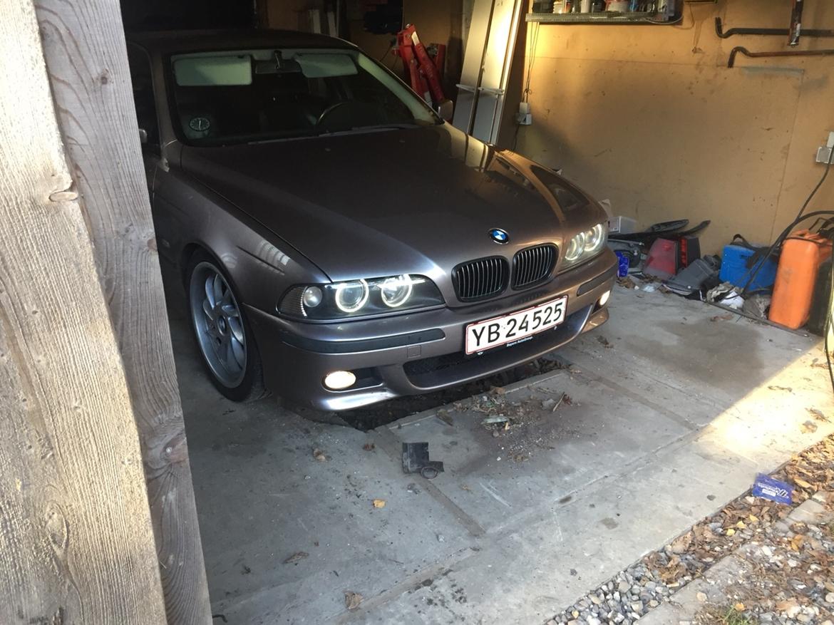 BMW E39 523i (yderst velholdt) SOLGT billede 1