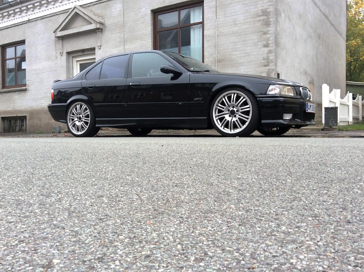 BMW 325i SOLGT! billede 1