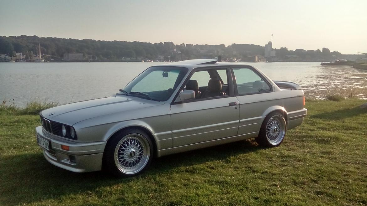 BMW E30 325i billede 1