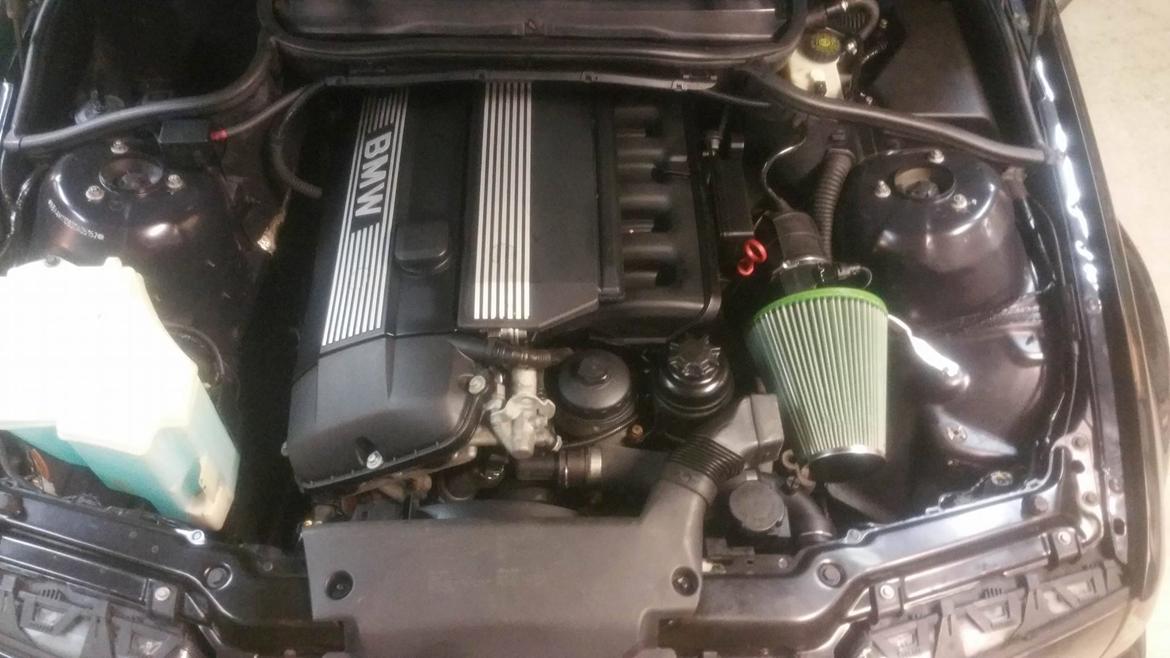 BMW E46 320i 150hk. PFL.  - Dejligt ren og velholdt motorrum billede 3