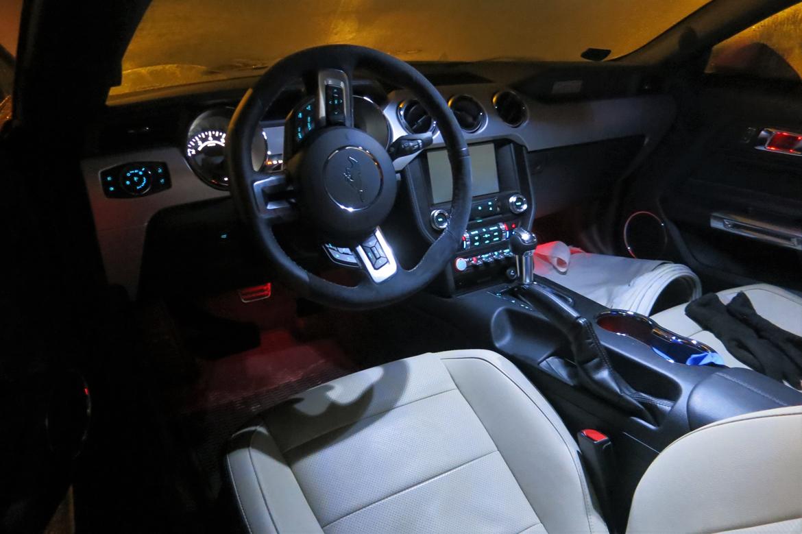 Ford Mustang Fastback GT - Frost på ruderne. Bilen skulle ikke vinterkøres, men vinteren kom lidt overraskende. Opgradering af interiørlys til LED. billede 18