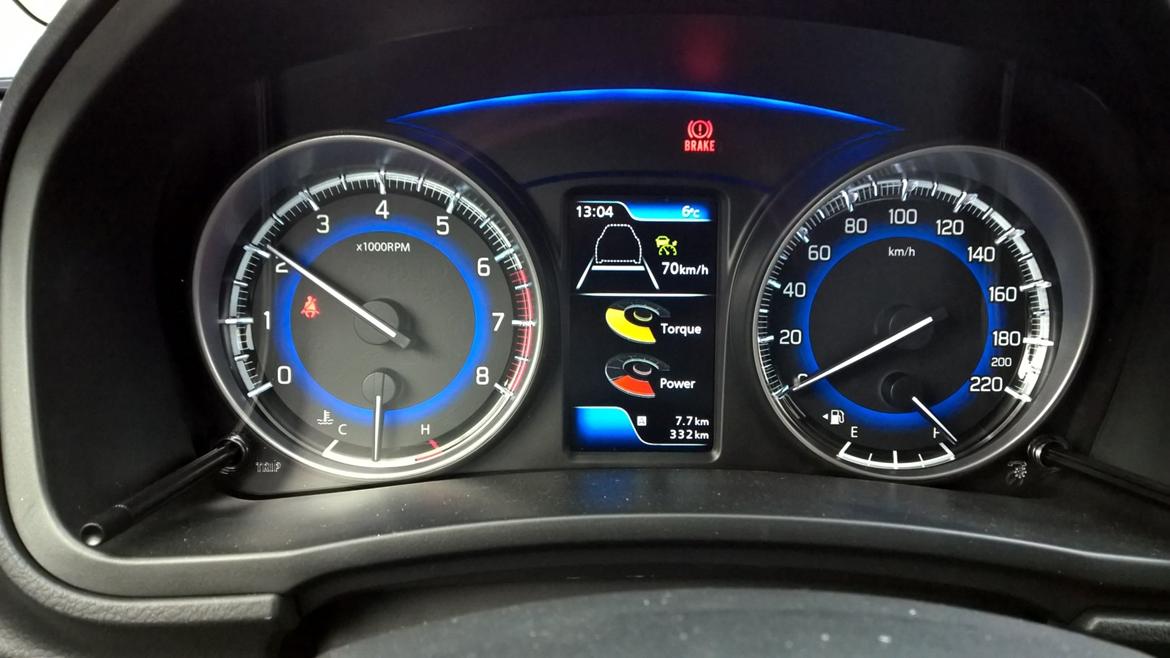 Suzuki Baleno 1.0 Boosterjet Exclusive - Øverst kan man se jeg har sat fartpiloten på 70 km/t - under vises Moment og Power (hk). billede 16