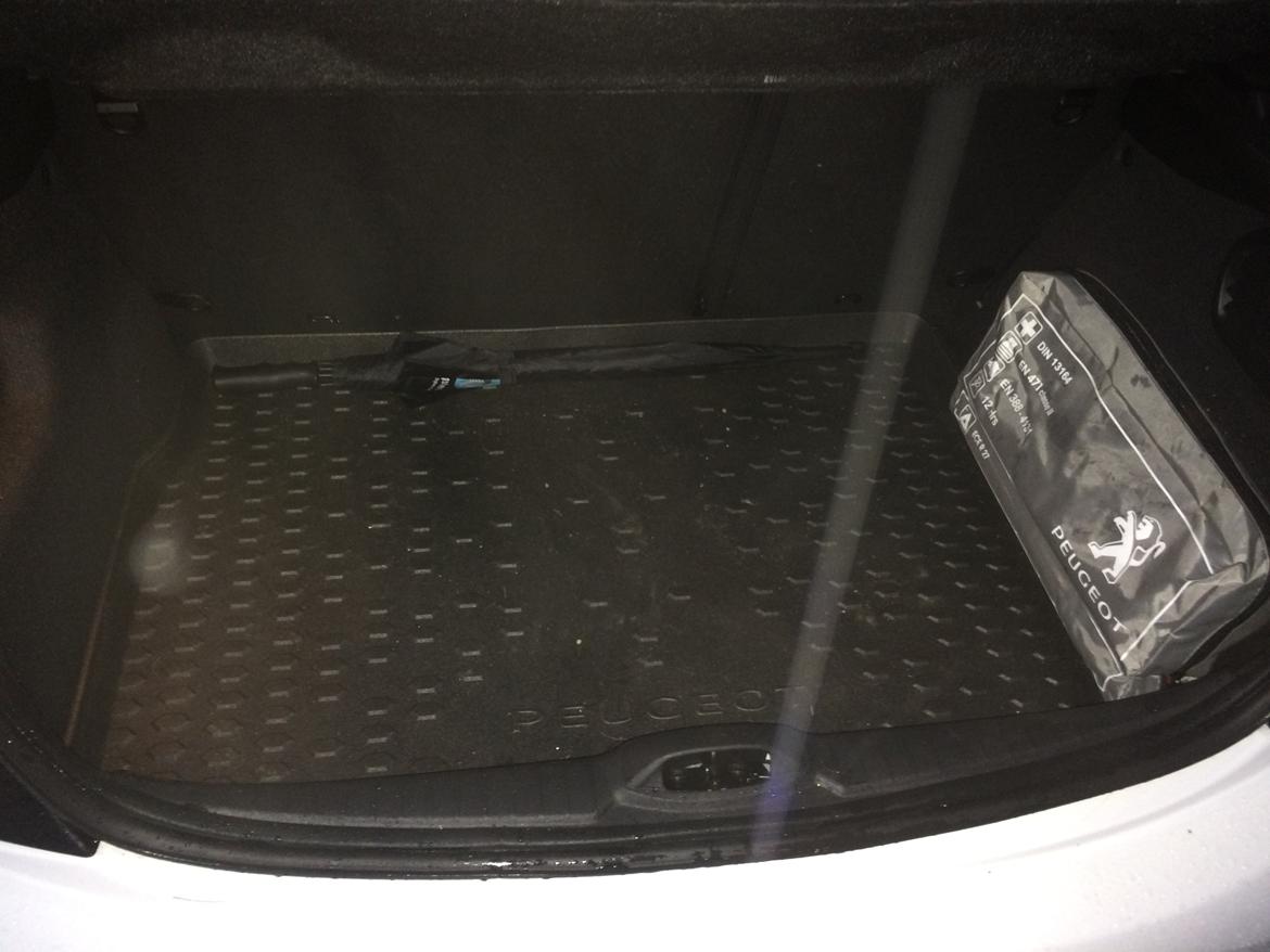 Peugeot 208 Allure - Fornuftigt bagagerum med uheldskit (1 hjælp, trekant, gule blinklys og nogle energistænger) billede 12