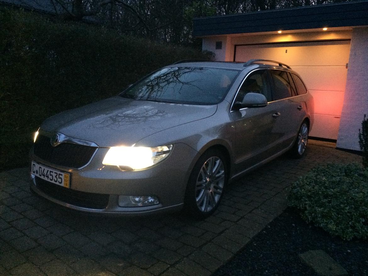 Skoda Superb Combi - Lige kommet hjem med den efter en lang køretur billede 11