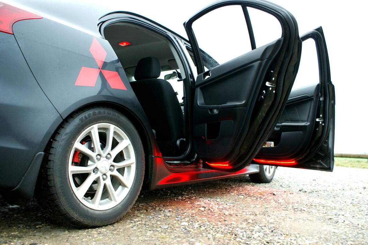 Mitsubishi Lancer Sportback - Eftermonteret lys under dørerne. billede 4