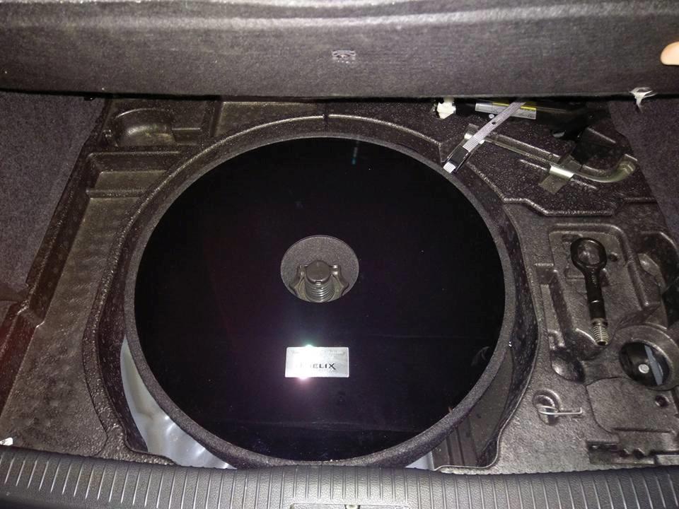 VW Golf VI R 2,0 TSI "Dubai" - Eftermonteret Helix sub istedet for reservedækket billede 13