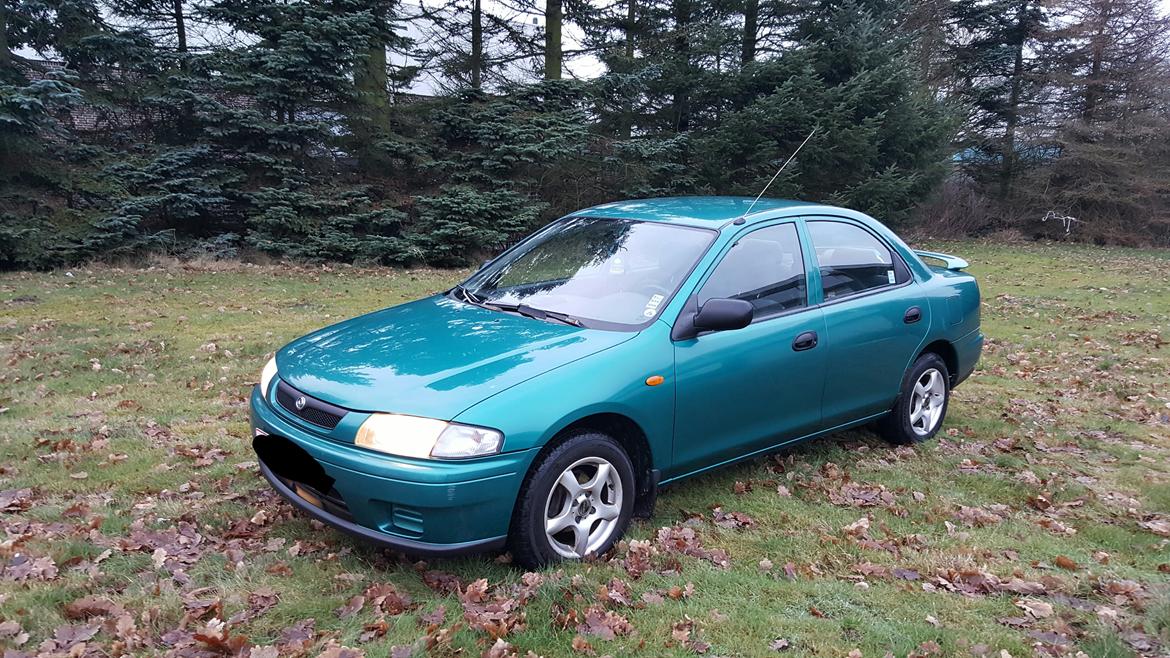 Mazda Familia 323 S V (BA) facelift - Lige fået vinterhjulene på.. samt ny rørhale og hæk spoiler billede 1