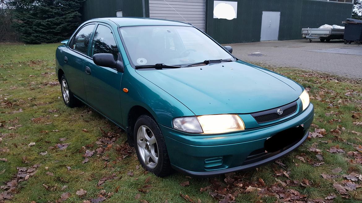 Mazda Familia 323 S V (BA) facelift - Lige et hurtigt billede af fronten billede 6