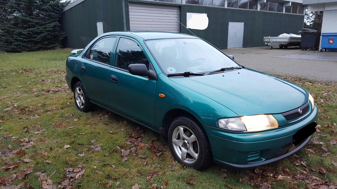 Mazda Familia 323 S V (BA) facelift - Lige fået vinterhjulene på bilen.. Så er den klar til en kold vinter billede 2