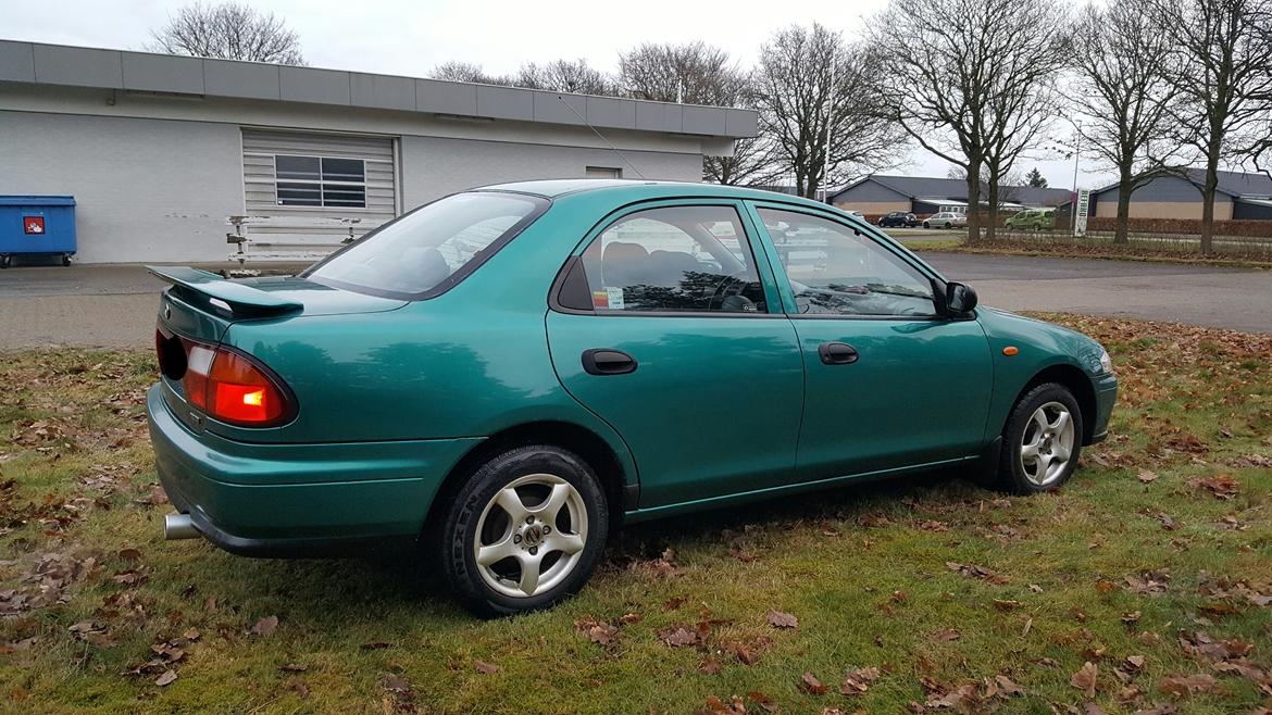 Mazda Familia 323 S V (BA) facelift - Siden af bilen skal man da også lige se. Her sidder der vinterhjul på bilen billede 5