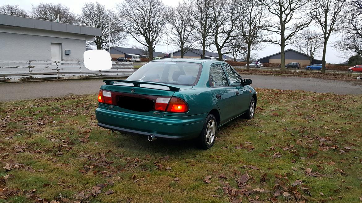 Mazda Familia 323 S V (BA) facelift - Bilen set bagfra med ny rørhale og ny spoiler billede 4