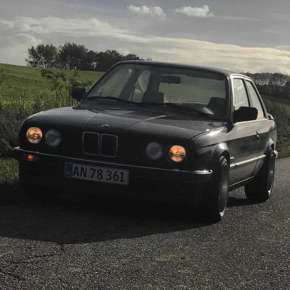 BMW E30 318i billede 1