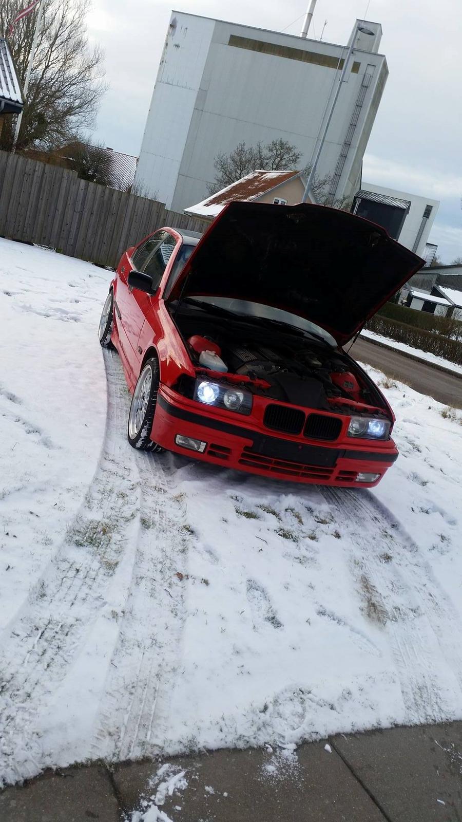 BMW e36 320i - helt std i motorummet men der er dog 6 propper. billede 8