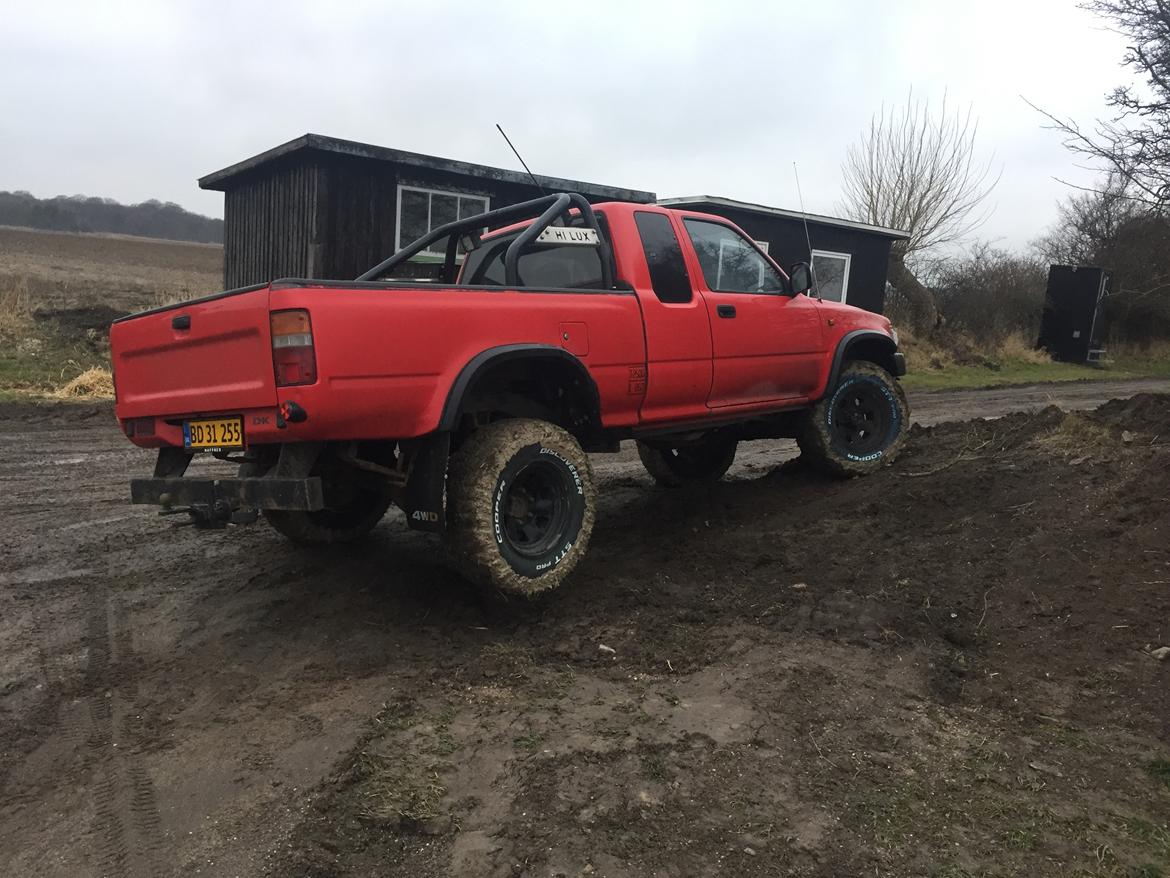 Toyota hilux ln 110 x-cab  - ikke så meget flex men den kan da lette ben billede 1