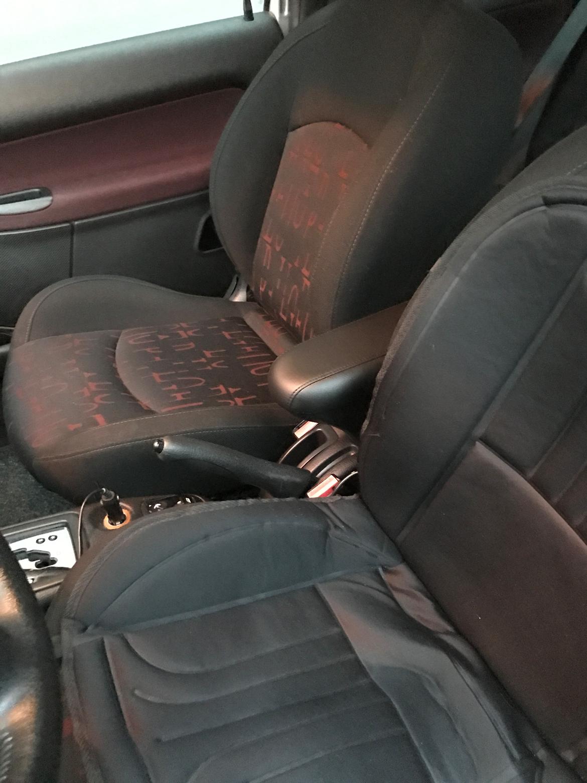 Peugeot 206 S16 16V - Det nye armlæn, virker super godt, dog skal det skrues i hvilket er ærgeligt hvis man ønsker at fjerne det igen. billede 13