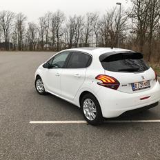 Peugeot 208 Desire sky