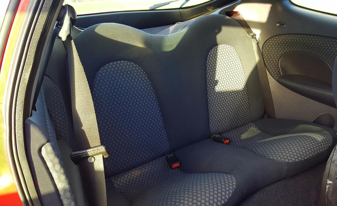 Ford Puma (ECT) - 1,7 Ti-VCT Sport Coupé - Bagsædet, som består af 2 "nødpladser" - Disse er kun beregnet til børn eller lave personer.. billede 11