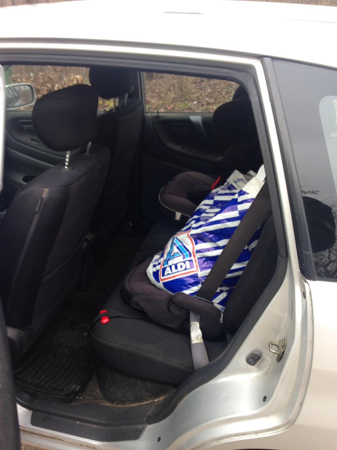 Suzuki Liana 1.6 aut - plads til familien er der også billede 7