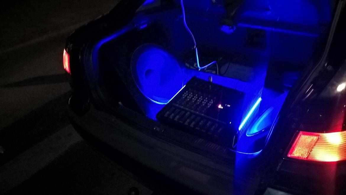 Mazda 626           (Mazzi)  - Mazzi og hendes gamle anlæg med to 15" (ca.) bass billede 10