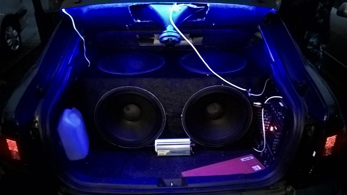 Mazda 626           (Mazzi)  - Mazzi og hendes sidste store anlæg med 4 15" (ca.) bass billede 12