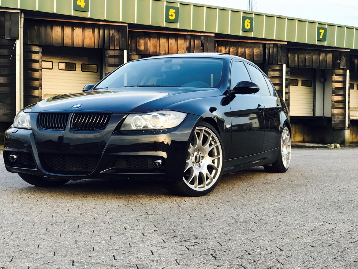 BMW E90 320D billede 1