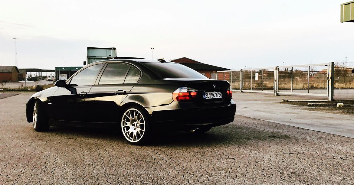 BMW E90 320D billede 2