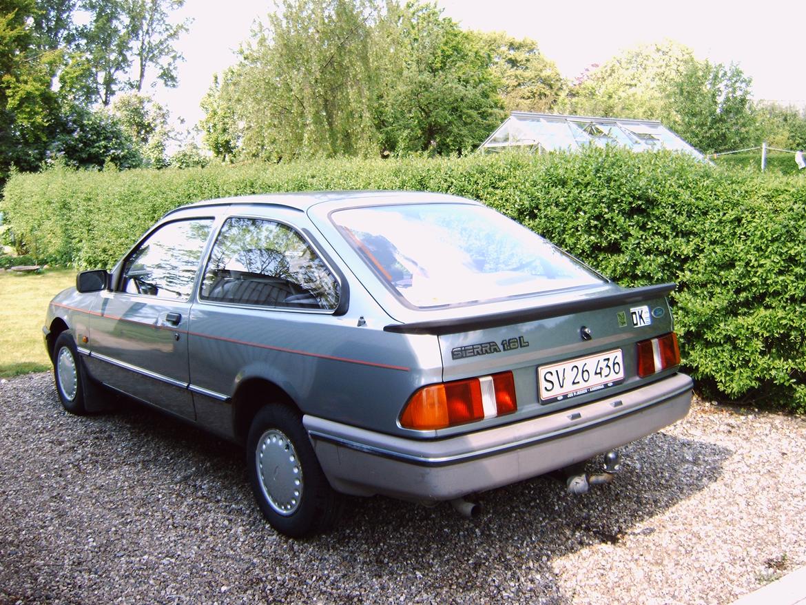 Ford Sierra 1.6 Laser - Efter en skade blev der desværre monteret bagkofanger i grim farve. billede 2