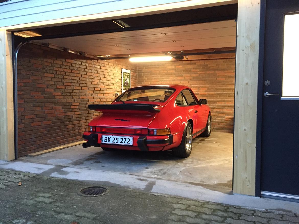 Porsche 911 3,0 SC - så kom der port i garagen, og bilen kom hjem billede 16