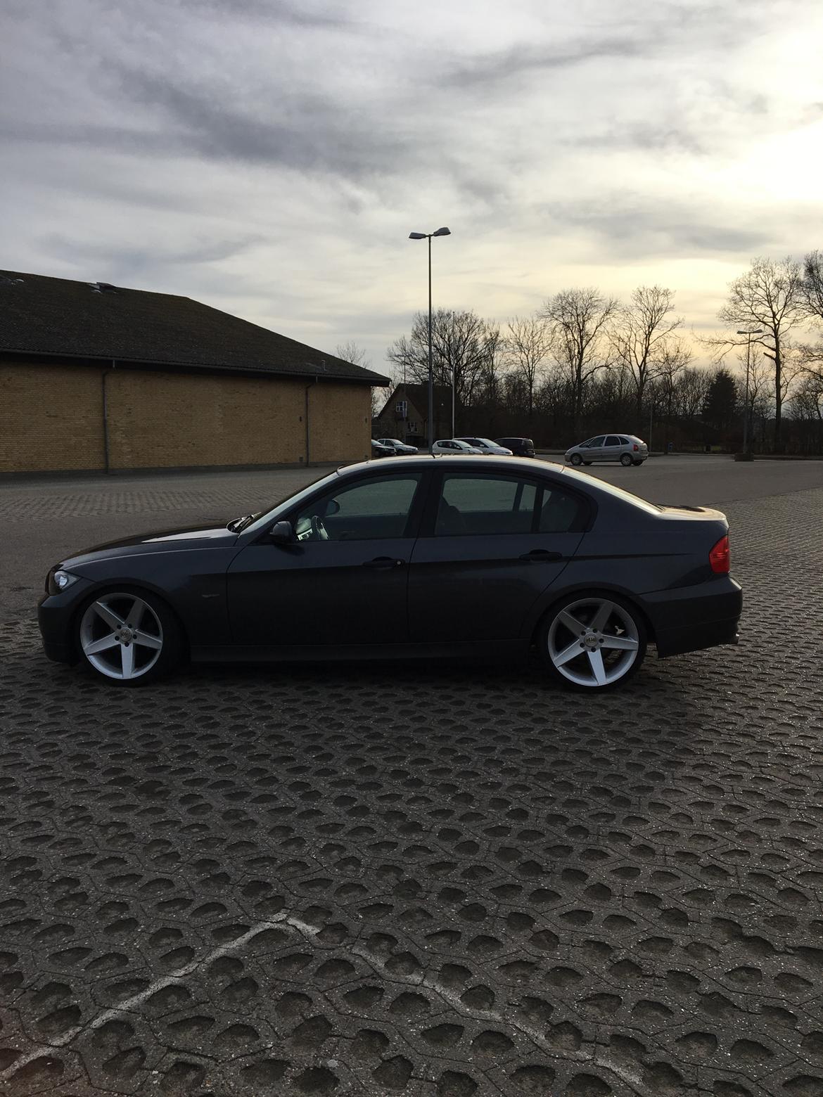 BMW E90 318D solgt billede 4