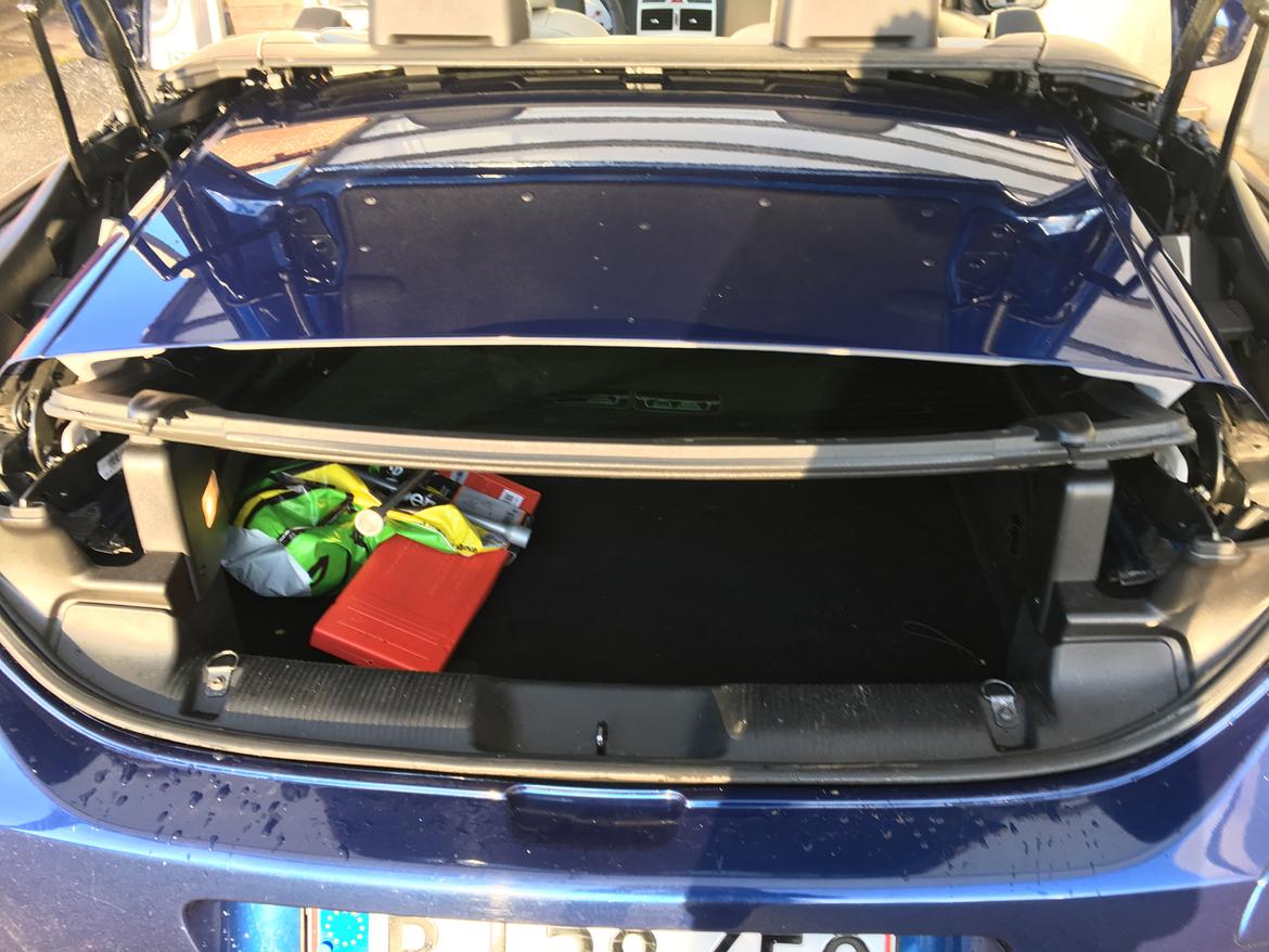 Peugeot 307 cc 2,0 16v - Der er stadig plads til et par kufferter når taget er nede billede 19