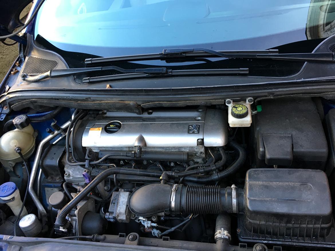 Peugeot 307 cc 2,0 16v - Kraftværket som producerer 136 hk billede 8