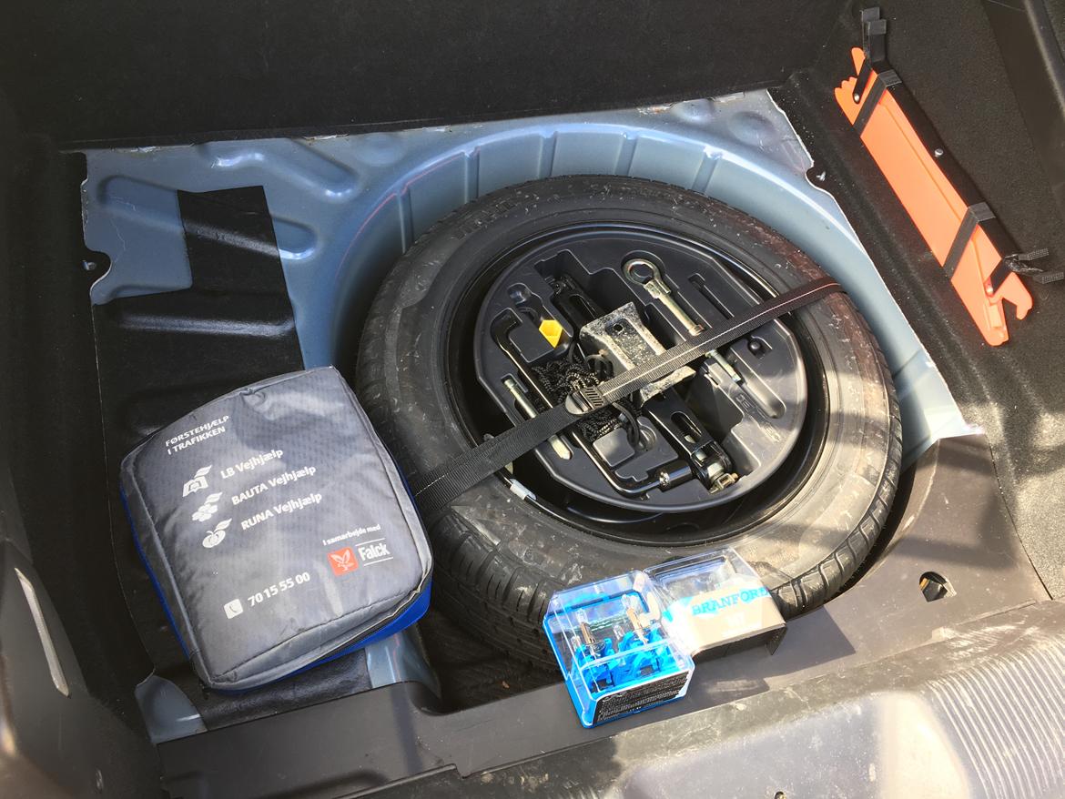 Peugeot 307 cc 2,0 16v - Her er de vigtigste ting inkl. trekant, donkraft, pærer, førstehjælpstaske, vest, bolte og meget mere billede 18