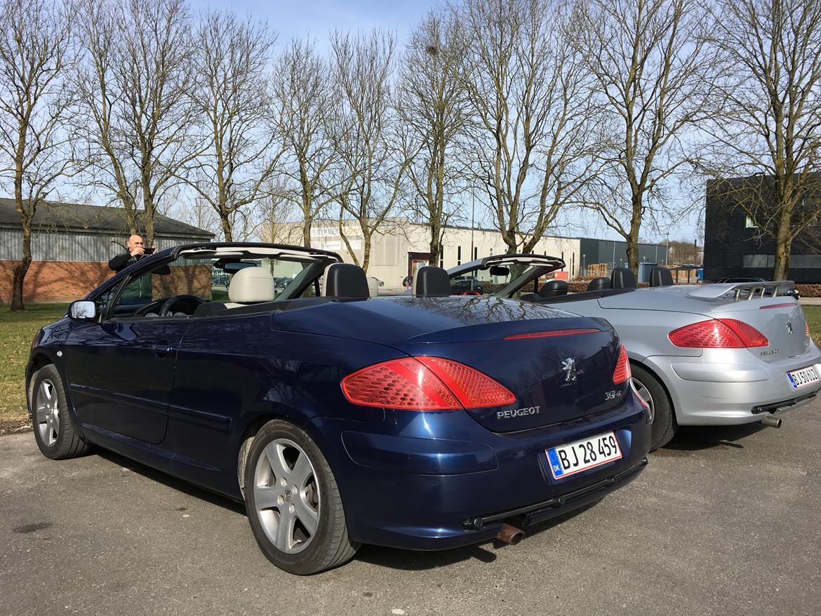 Peugeot 307 cc 2,0 16v - Min 307'er sammen med min kammerats 307 premiere edition. nr 4 ud af 307 stk producerede billede 4