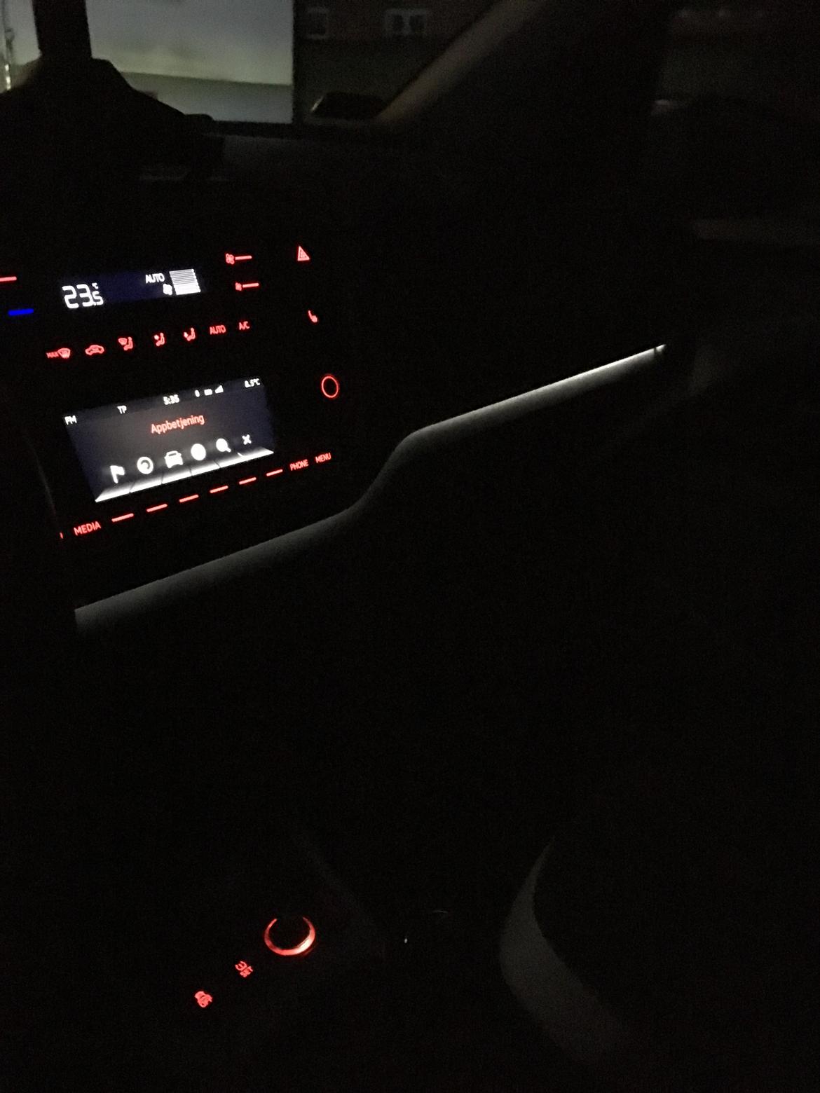 VW UP! TSI - Sjov detalje, med dæmpet LED lys i instrumentpanelet, som selv tænder, når det bliver mørkt. billede 11