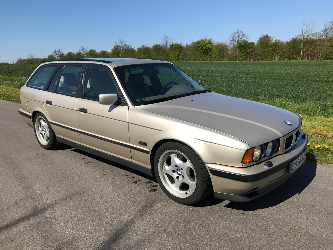BMW E34 540i Touring - SOLGT billede 1