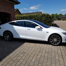 Tesla S85D